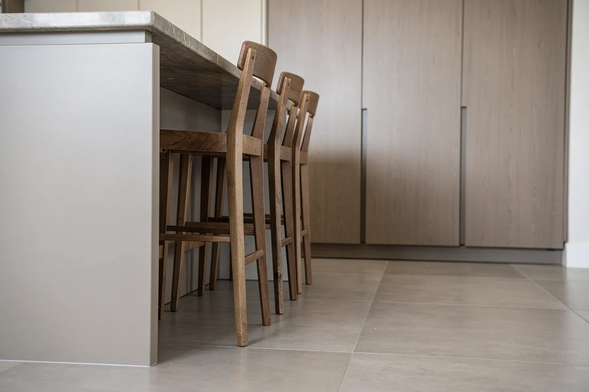 Paso entre una isla de cocina y el frente de muebles