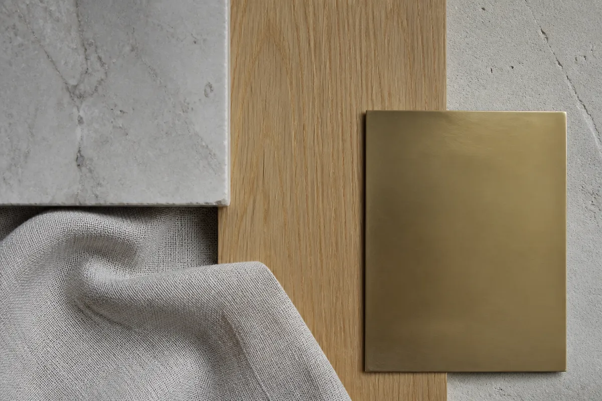 Tablero de materiales con piedra, roble y lino sobre una mesa